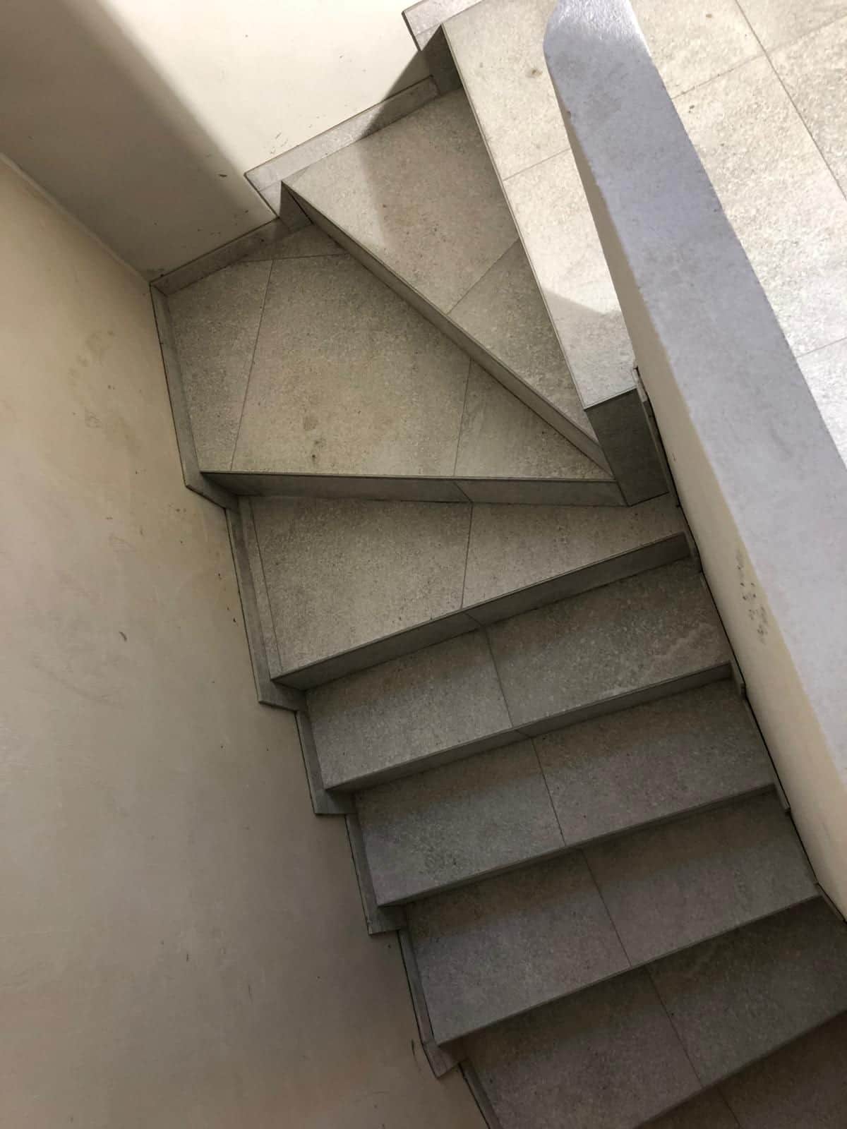 Točité stupne z pohľadu zdola s hranami rezanými na pokos