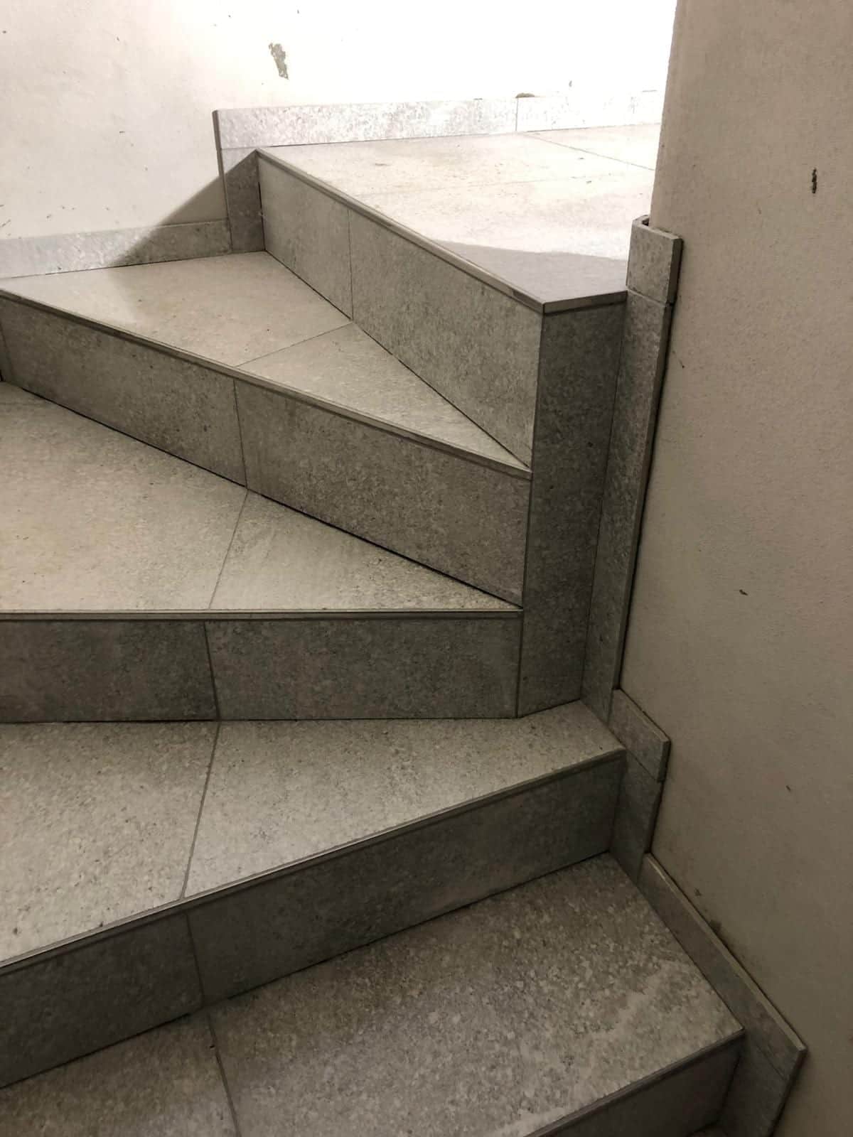 Detail lomu dvoch klinových stupňov, spoj vedený uhlopriečne cez nástupnicu