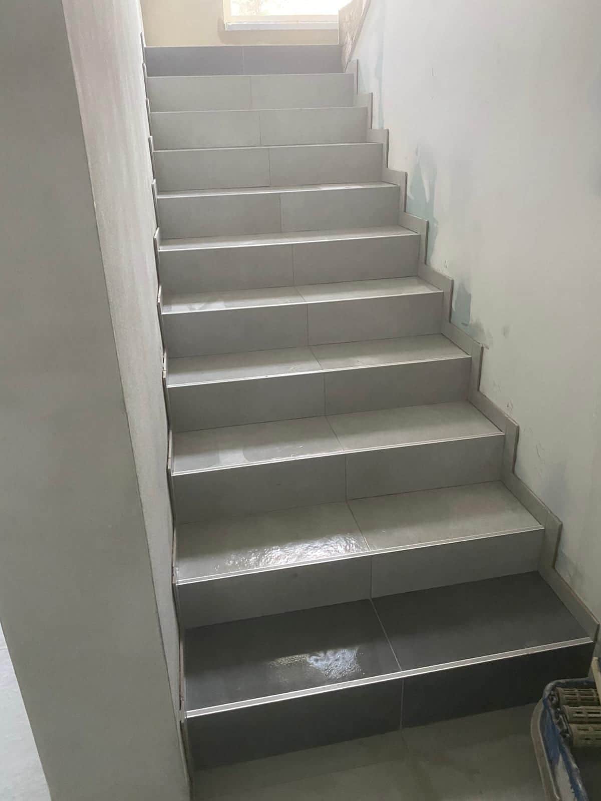 Priame rameno so svetlými stupňami a hranovou lištou na každom stupni