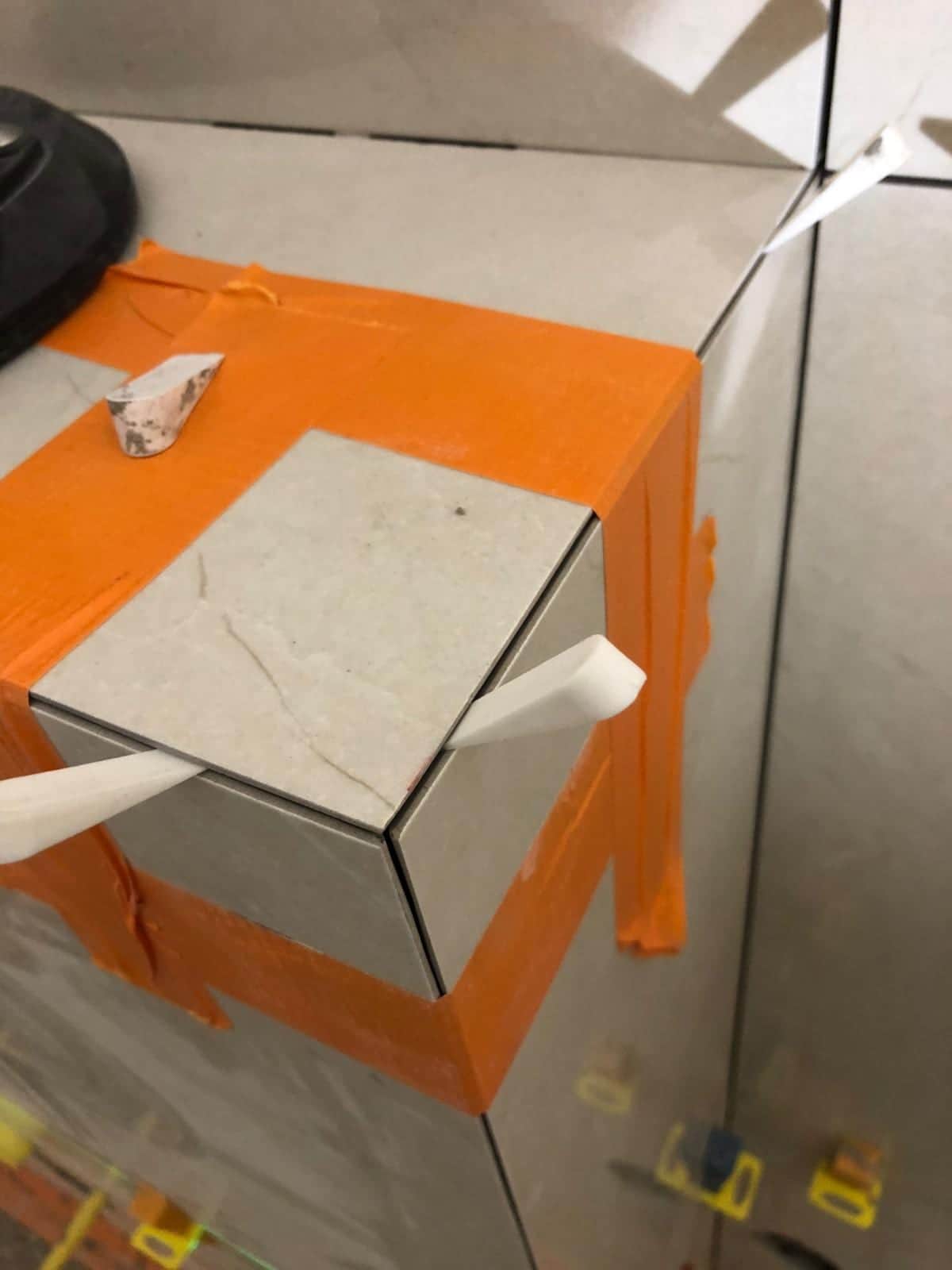 Hrana rezaná na pokos držaná páskou, kým lepidlo tuhne