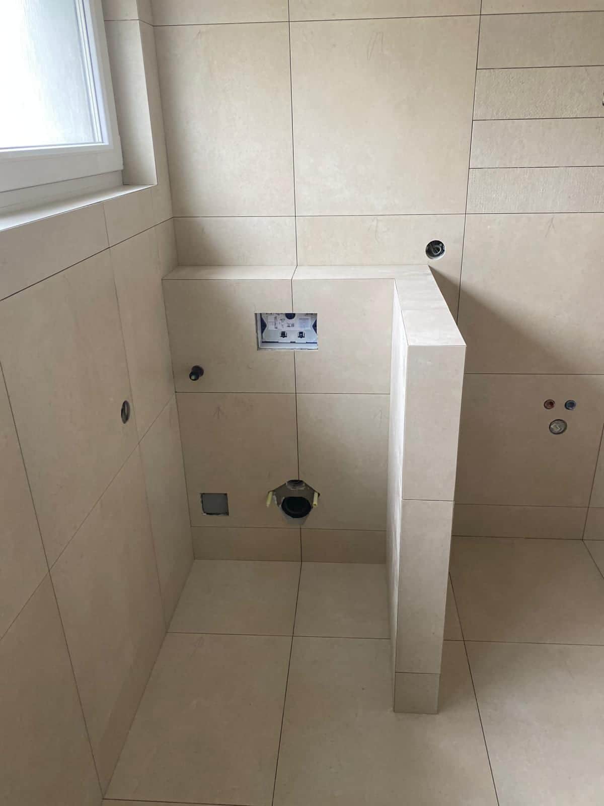 Predstena WC s prestupmi pre splachovanie a hranou rezanou na pokos